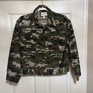 Forever 21 Women's Sm Green Camo Light‎ Cropped Trucker Jacket street style